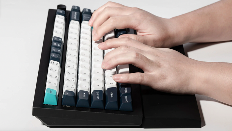 Handhaltung beim Tippen: Fingerposition auf der Tastatur (Grafik)