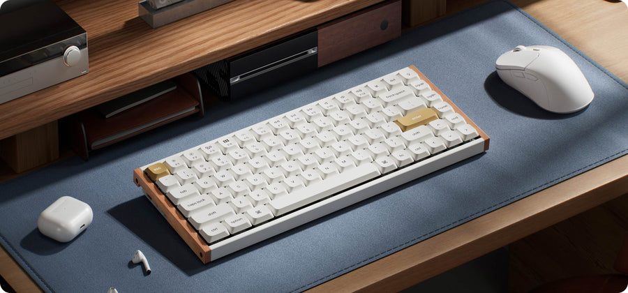 Keychron K3 HE versão branca com madeira clara