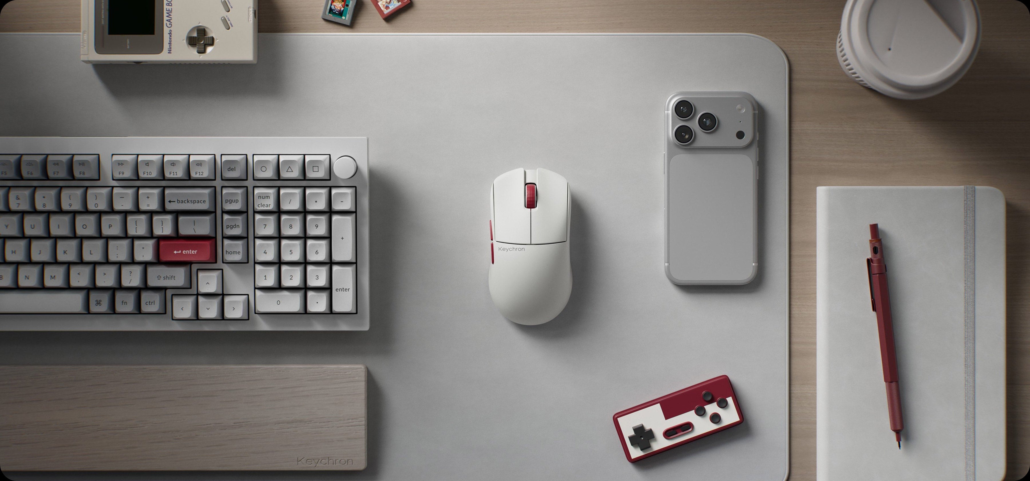 Keychron G4 na composição de mesa