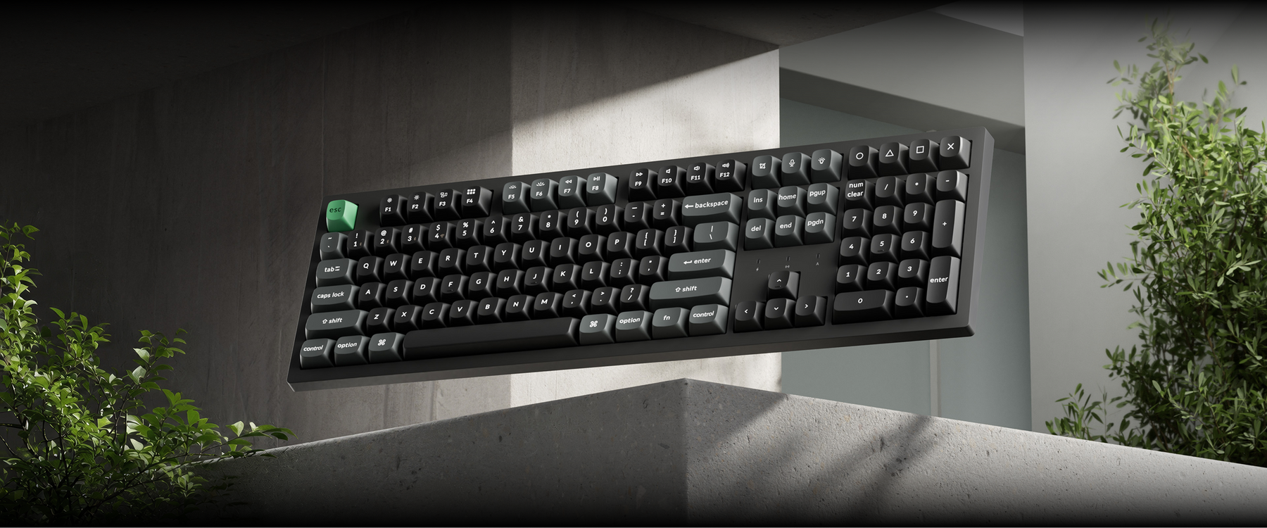 Teclado mecânico Keychron K10 Ultra 8K sobre fundo escuro