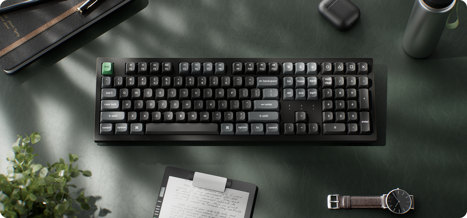 Keychron K10 Ultra 8K em um setup minimalista