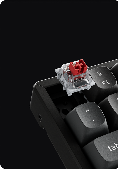 Switch vermelho sendo trocado no teclado hot-swappable