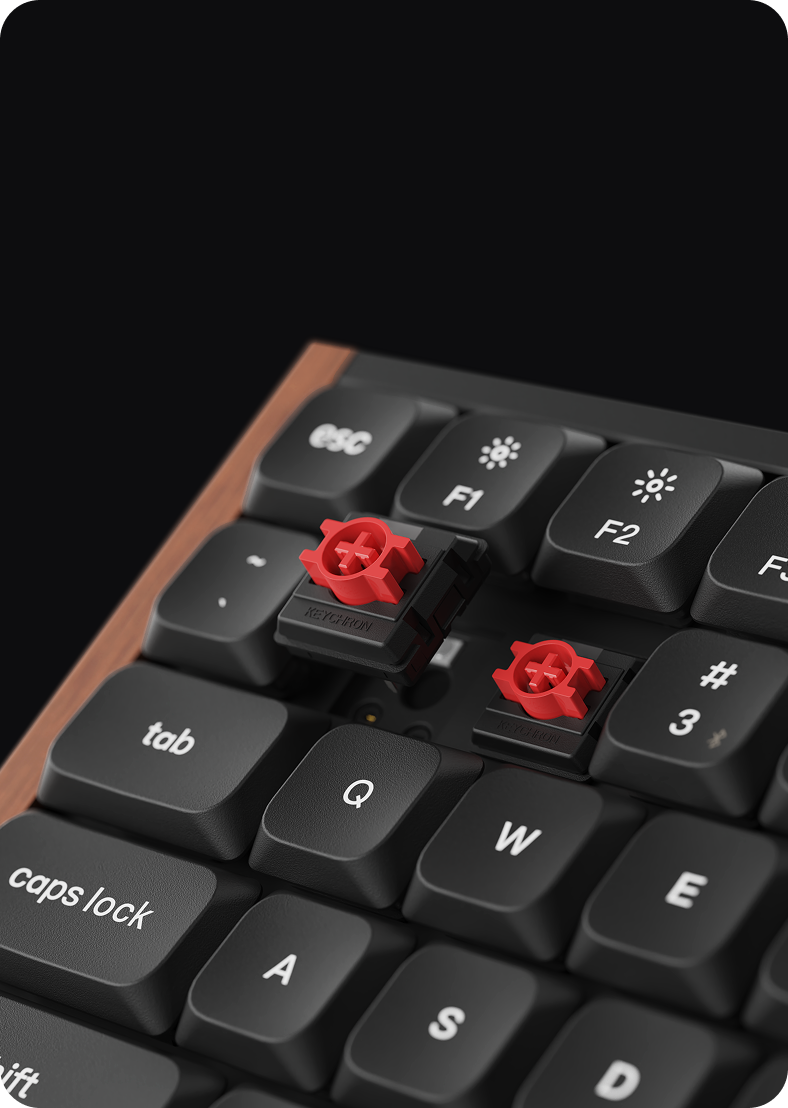Switches vermelhos sendo trocados no teclado hot-swappable