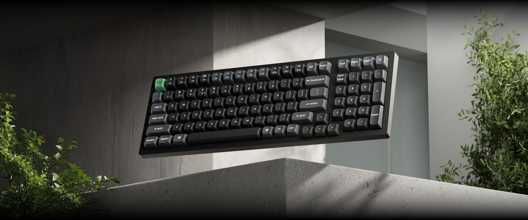 Teclado mecânico Keychron K4 Ultra 8K sobre fundo escuro