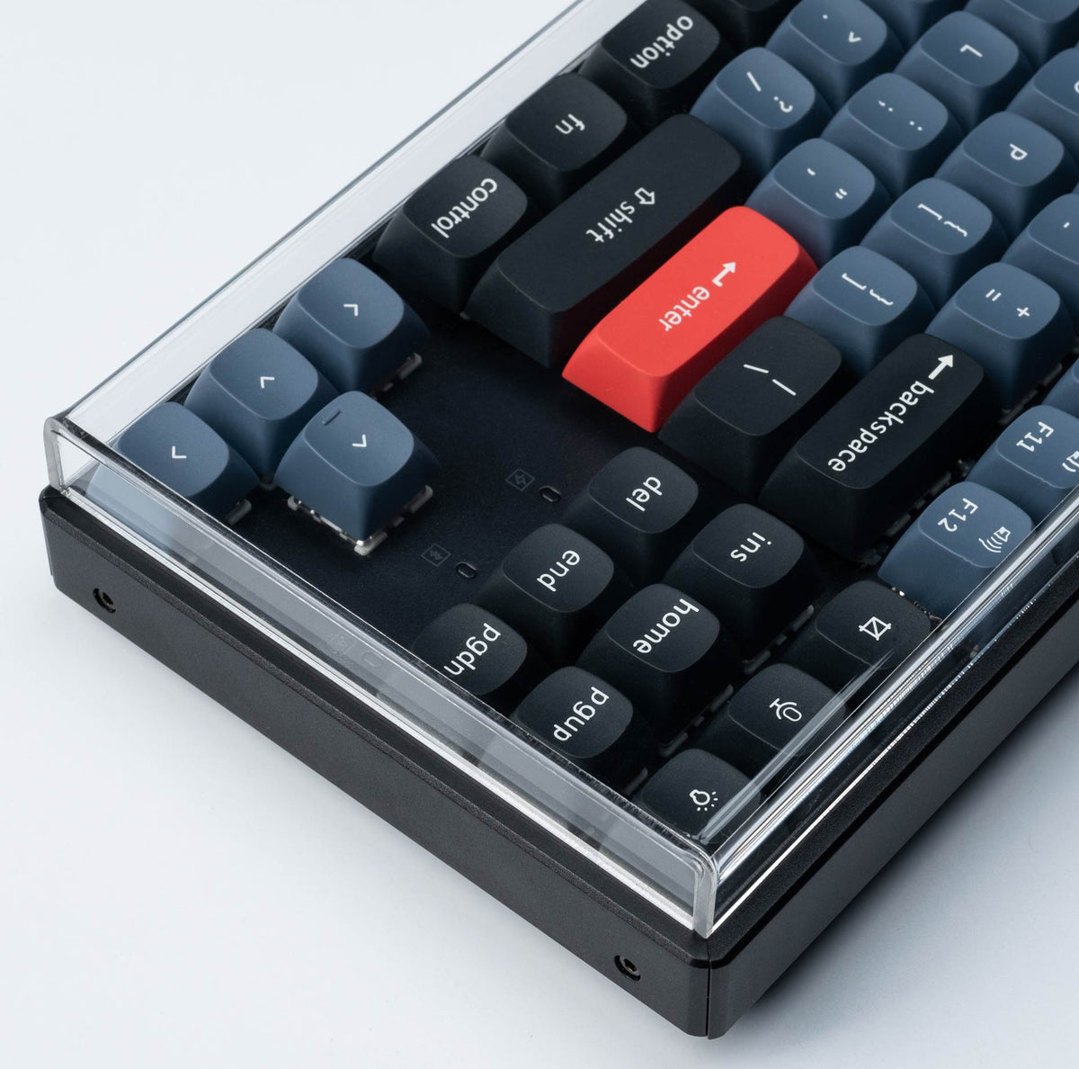 Detalhe da borda da capa de acrílico apoiada sobre a carcaça do teclado